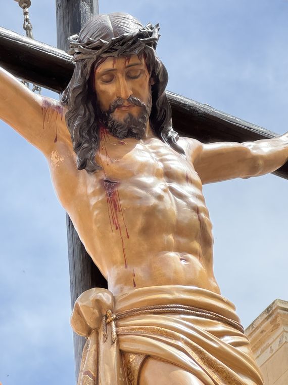 El rostro y el torso del Cristo de la Paz vistos desde abajo contra el cielo