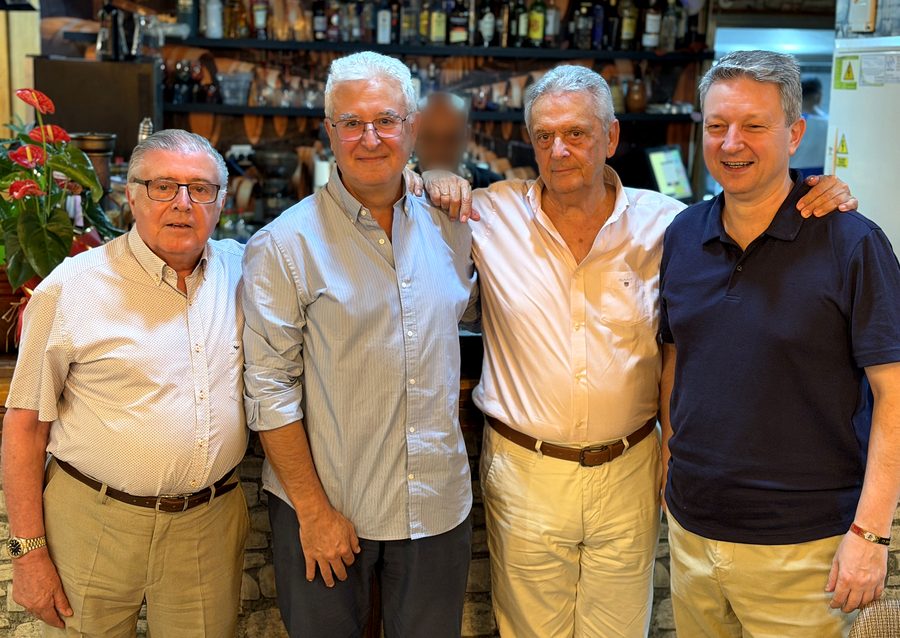 Los cuatro hermanos mayores de la cofradía desde 1980, juntos: de izquierda a derecha, Antonio Guijo, Manuel Jiménez, Javier Calderón y Alfonso Martínez
