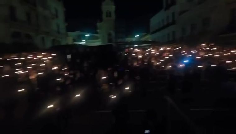 La plaza del centro de Melilla completamente a oscuras, alumbrada solo por cientos de velas