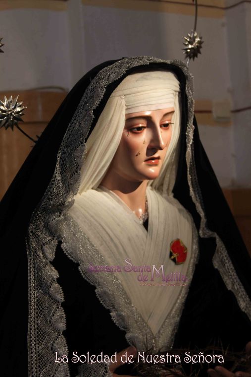 Nuestra Señora de la Soledad revestida de negro y encaje blanco
