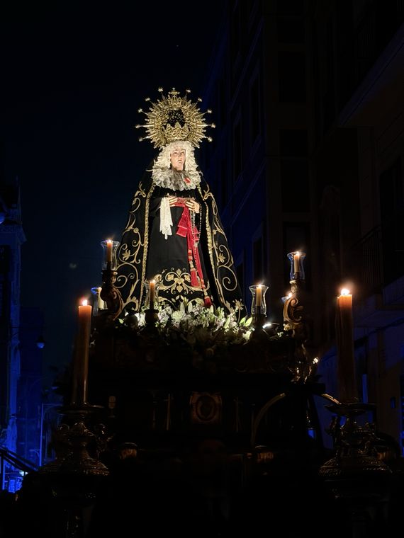 El trono de la Virgen de la Soledad en la calle contra un cielo azul oscuro