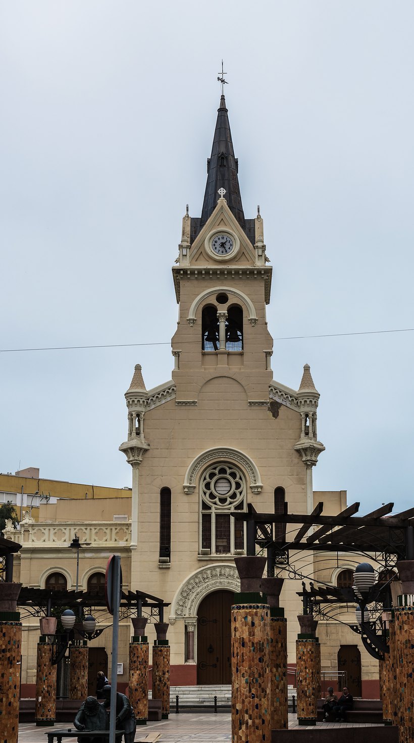 Fachada de la Parroquia del Sagrado Corazón de Jesús, en la plaza de Menéndez Pelayo de Melilla